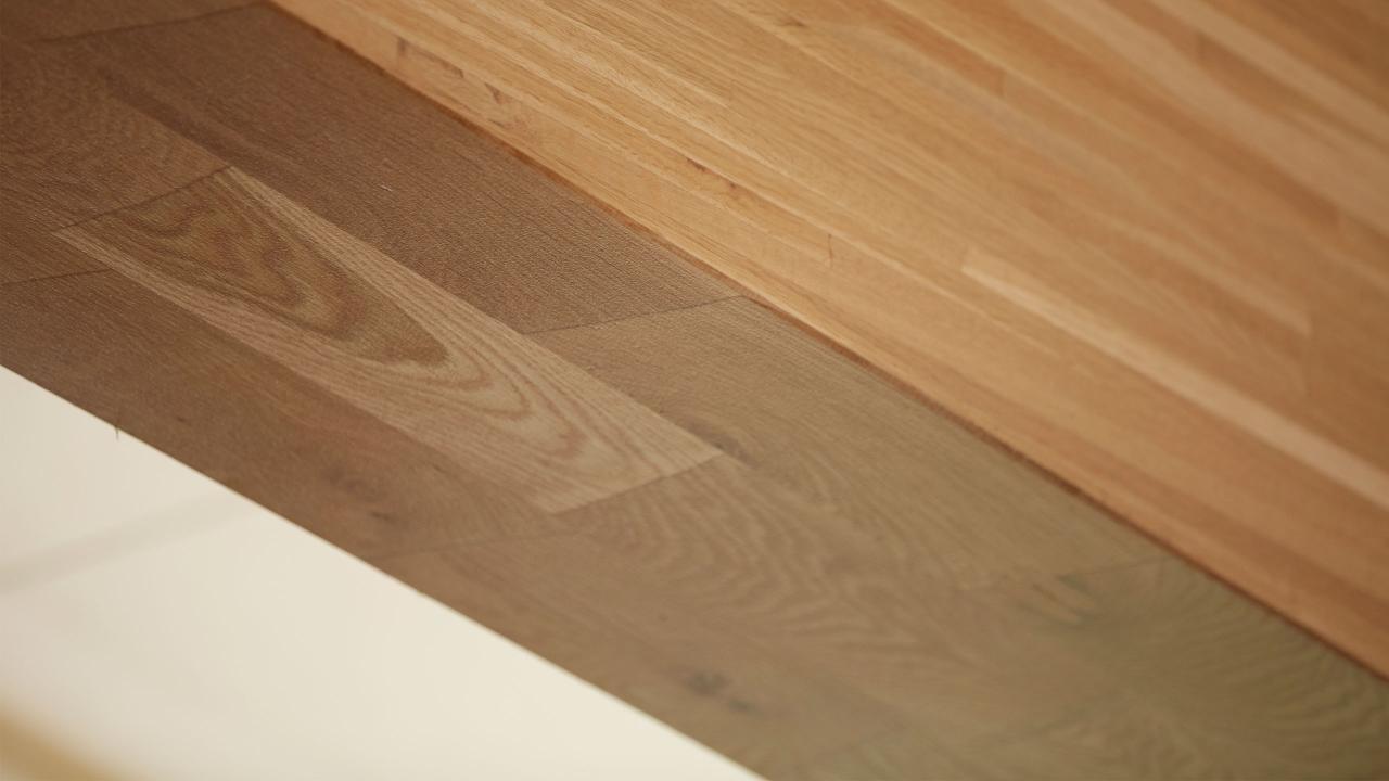 The golden colourof the American white oak brings warmth to the interior of the stand.
